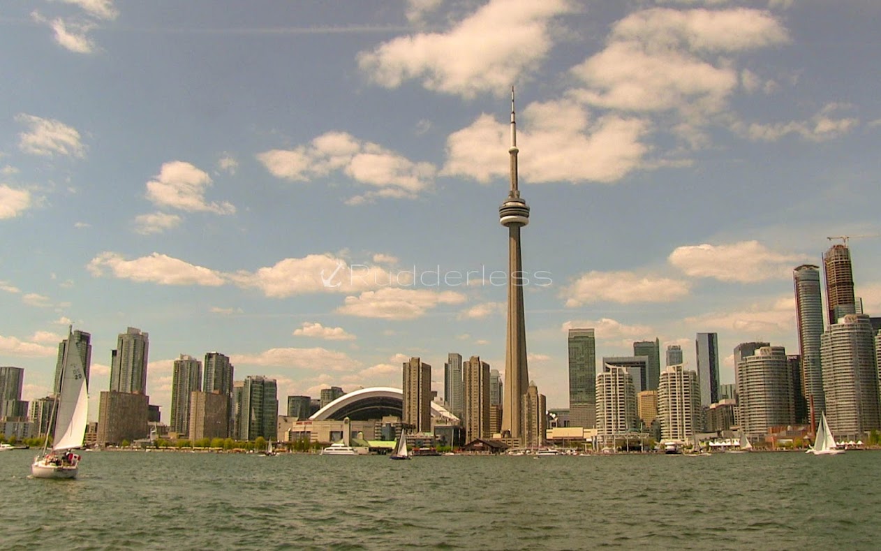 must see places in toronto - cn tower